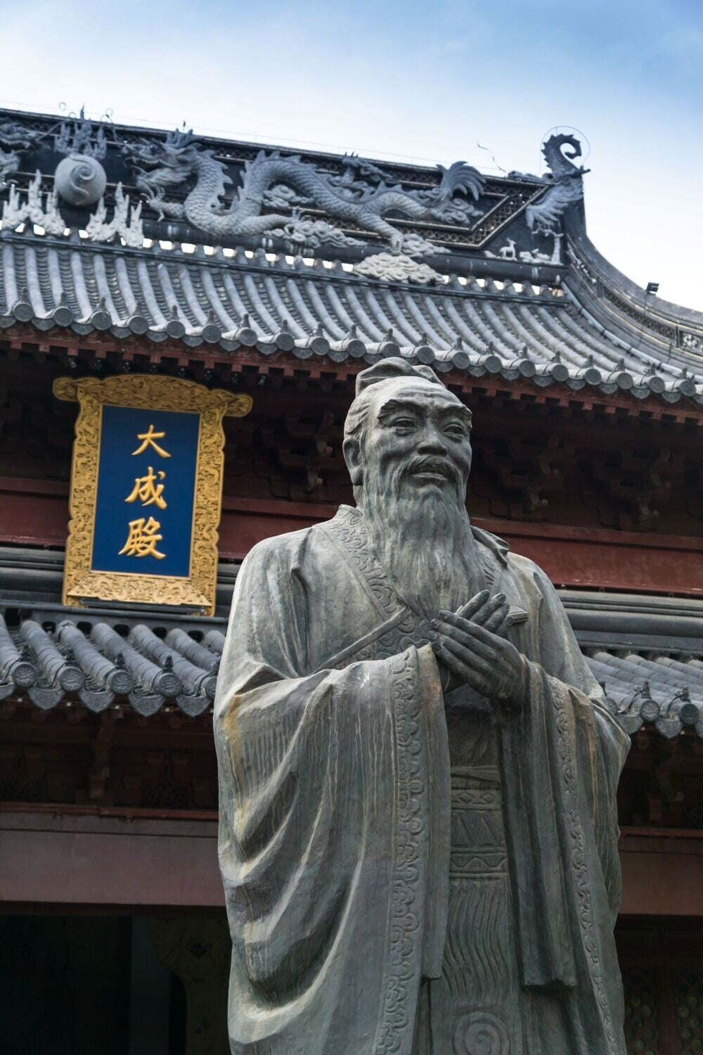 孔子自古被人們尊稱「孔夫子」,故其廟宇俗稱「夫子廟」。不少考生會在考試和放榜前來南京夫子廟拜孔子,摸摸孔子像的雙腳和衣角,這兩處地方已被摸得油光發亮。(圖片來源:)