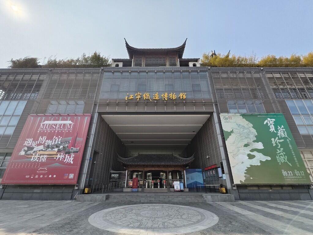 江寧織造博物館由建築大師吳良鏞設計,以「核桃模式」、「盆景模式」為設計理念;前者是指在很小的空間營造出豐富文化內涵,而為落實盆景模式,他把建築從南望北疊疊高起,像一個精緻的盆景鑲嵌在南京鬧市內。(圖片來源:視覺中國)