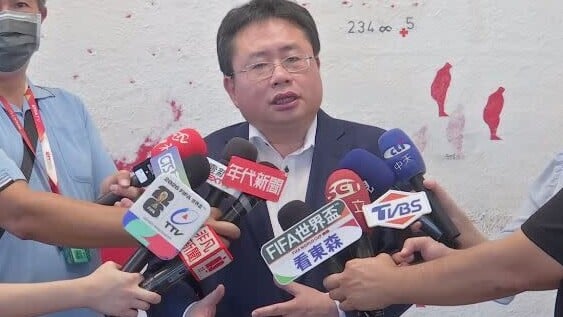 矢板明夫突然被一名黑衣男子揮拳毆臉。(三立新聞)