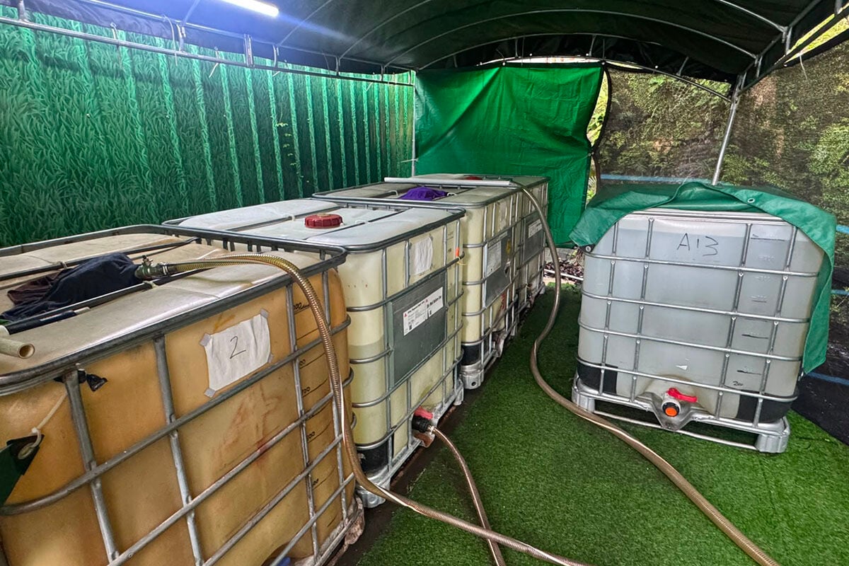 海關及消防處在沙頭角搗破一個非法油站。