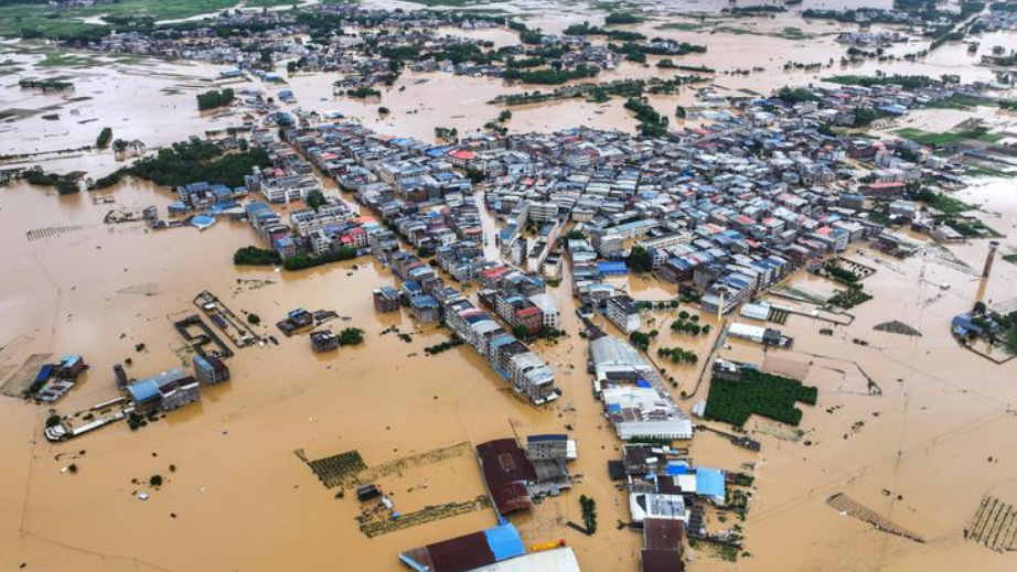 受颱風「美莎克」及持續強降雨影響，廣西南寧市多座水庫發生漫頂、決堤險情，造成嚴重洪澇災害。(新華社)