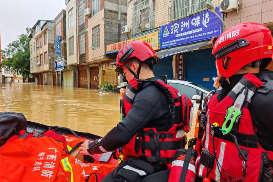 受颱風「美莎克」及持續強降雨影響,廣西南寧市多座水庫發生漫頂、決堤險情,造成嚴重洪澇災害。(新華社)