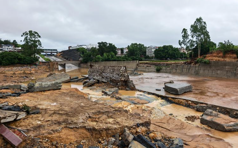 受颱風「美莎克」及持續強降雨影響,廣西南寧市多座水庫發生漫頂、決堤險情,造成嚴重洪澇災害。(新華社)