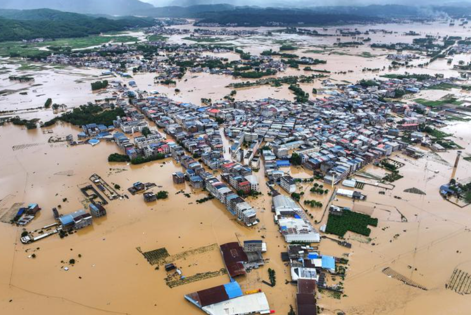 受颱風「美莎克」及持續強降雨影響,廣西南寧市多座水庫發生漫頂、決堤險情,造成嚴重洪澇災害。(新華社)