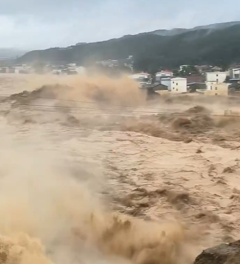受颱風「美莎克」及持續強降雨影響,廣西南寧市多座水庫發生漫頂、決堤險情,造成嚴重洪澇災害。(影片截圖)
