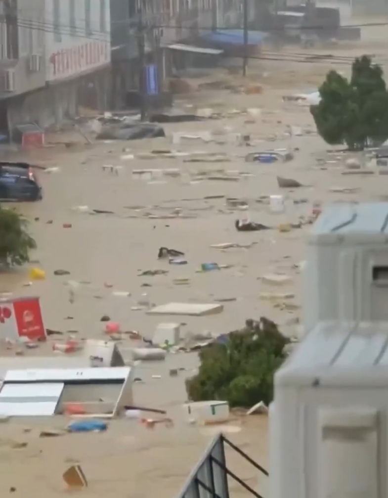 受颱風「美莎克」及持續強降雨影響,廣西南寧市多座水庫發生漫頂、決堤險情,造成嚴重洪澇災害。(影片截圖)