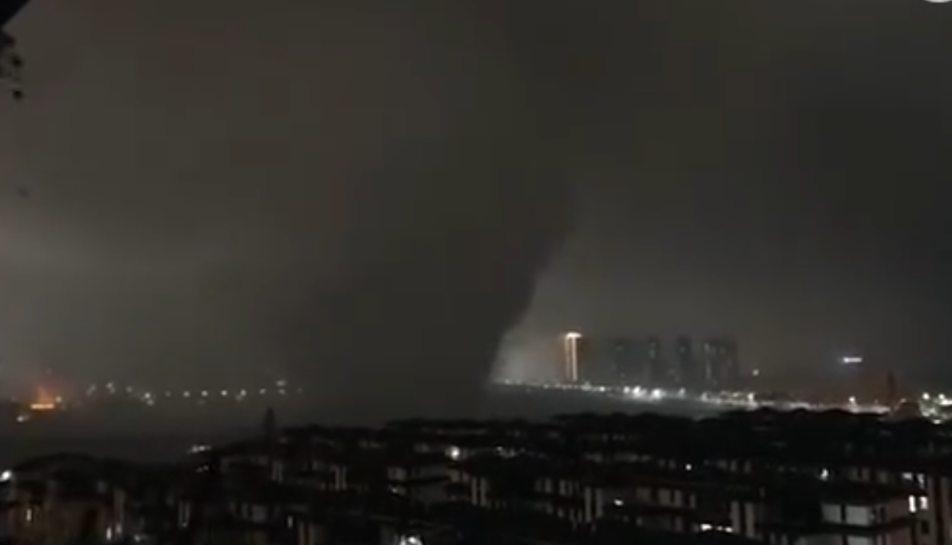 湖北東部遭遇強對流天氣,黃岡市等部分地方出現龍捲風,造成破壞。(影片截圖)