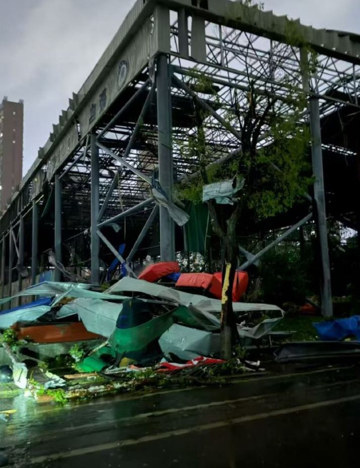 湖北東部遭遇強對流天氣,黃岡市等部分地方出現龍捲風,造成破壞。黃岡師範學院受損嚴重。(影片截圖)