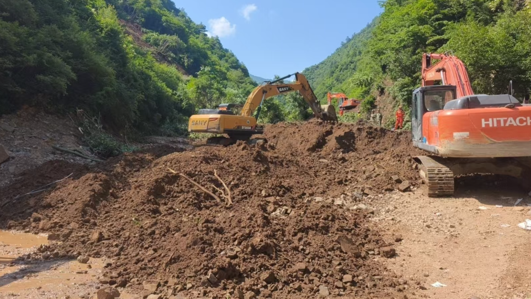 甘肅隴南今日(7月7日)早上近7時發生山泥傾瀉，33人被掩埋，截至目前，已成功救出17人。(央視圖片)