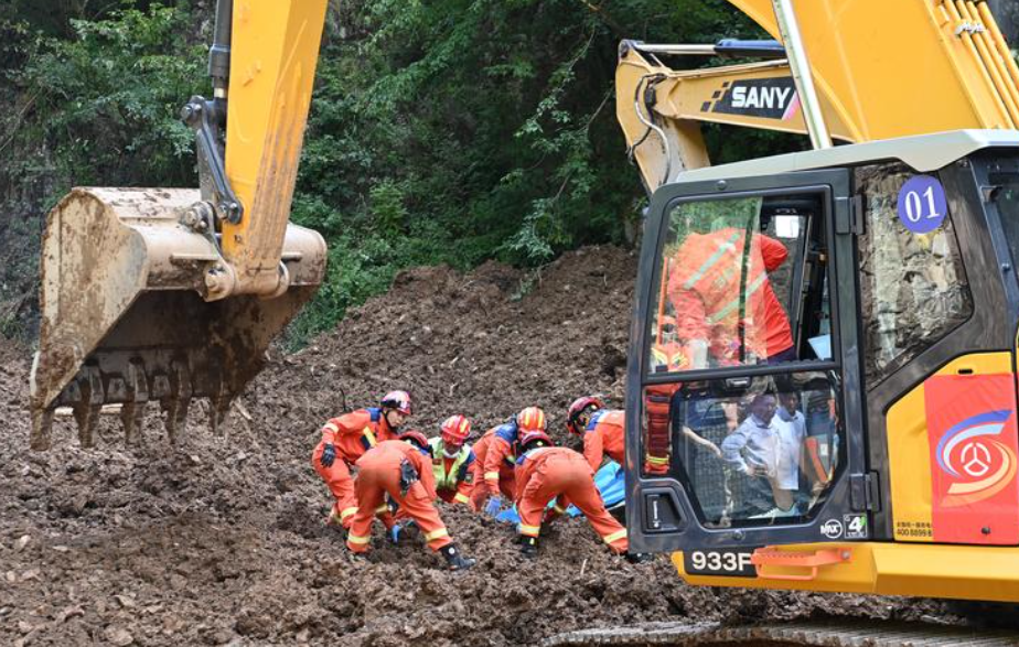 甘肅省隴南市宕昌縣南河鎮任藏村周二(7日)早上近7時發生山泥傾瀉,33人被掩埋。(新華社)