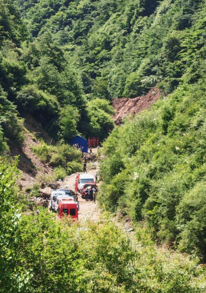 甘肅省隴南市宕昌縣南河鎮任藏村周二(7日)早上近7時發生山泥傾瀉,33人被掩埋。(新華社)
