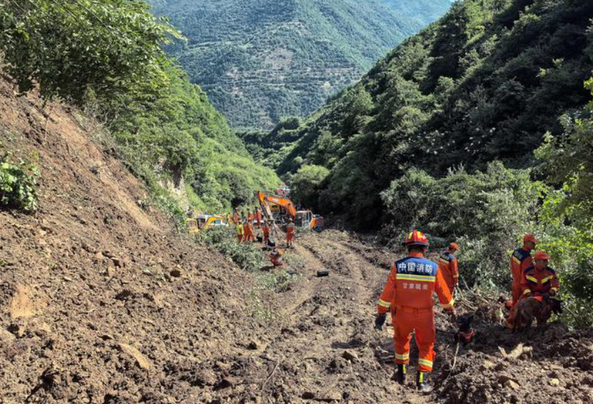甘肅省隴南市宕昌縣南河鎮任藏村周二(7日)早上近7時發生山泥傾瀉,33人被掩埋。(新華社)