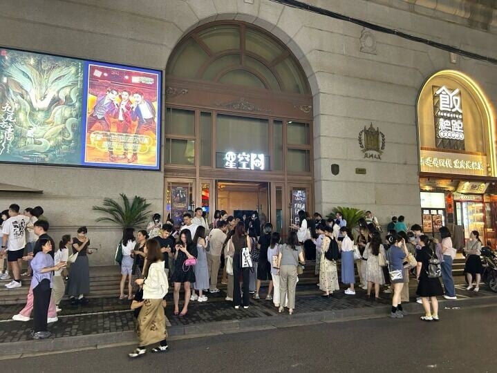 夜幕降臨,大批年輕人聚首上海亞洲大廈,等候進入各個「星空間」看劇。(網上圖片)