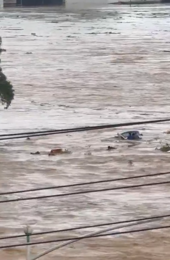 受颱風「美莎克」及持續強降雨影響,廣西南寧市多座水庫發生漫頂、決堤險情,造成嚴重洪澇災害。(影片截圖)