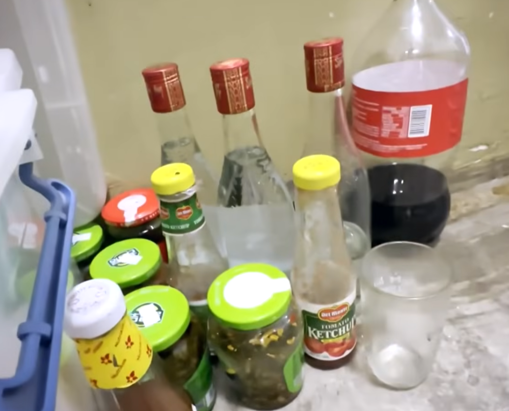 無綫節目《東張西望》報道,位於石硤尾的一幢公屋,該對被稱為「野人父子」的三口住戶涉將後樓梯改造成「私竇」,擺放大量雜物及日常用品,行為已達數月。(東張西望)
