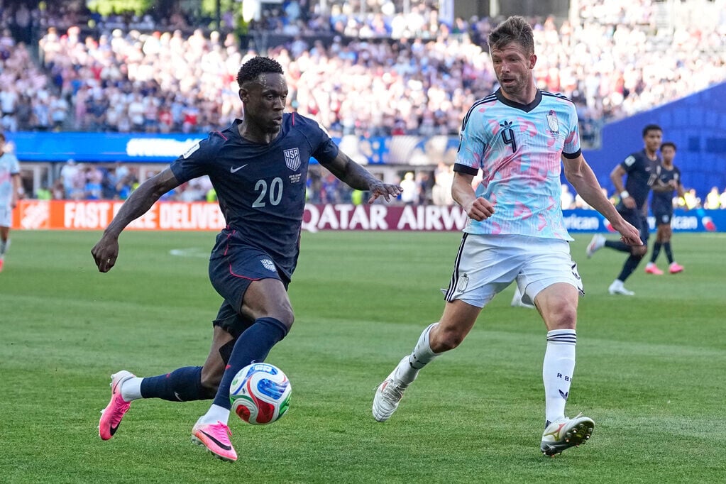 國際足協(FIFA)在星期日(5日),決定對美國前鋒的科拿連巴洛根(Folarin Balogun)的紅牌作出緩刑,事件引起包括美國16強對手的比利時不滿