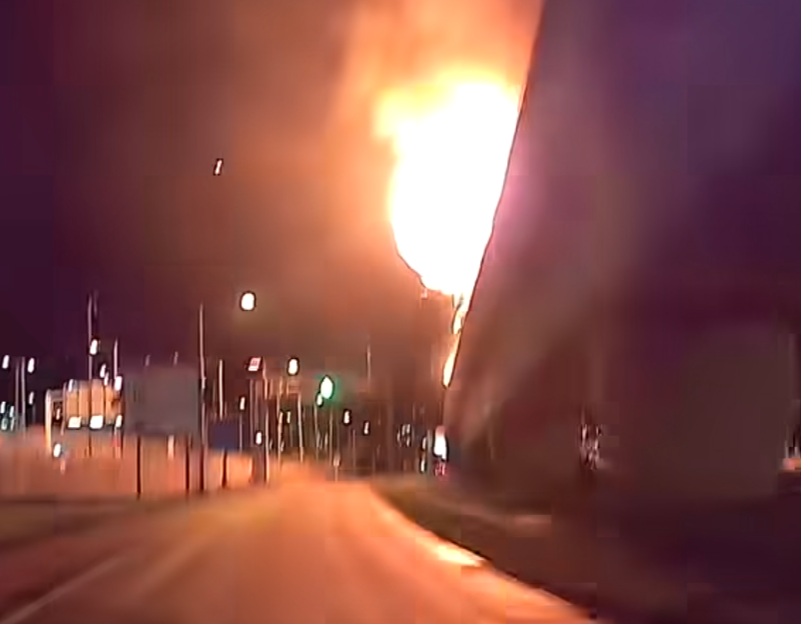 車Cam直擊|港珠澳大橋的士爆炸陷火海司機兩客及時逃生避劫| am730