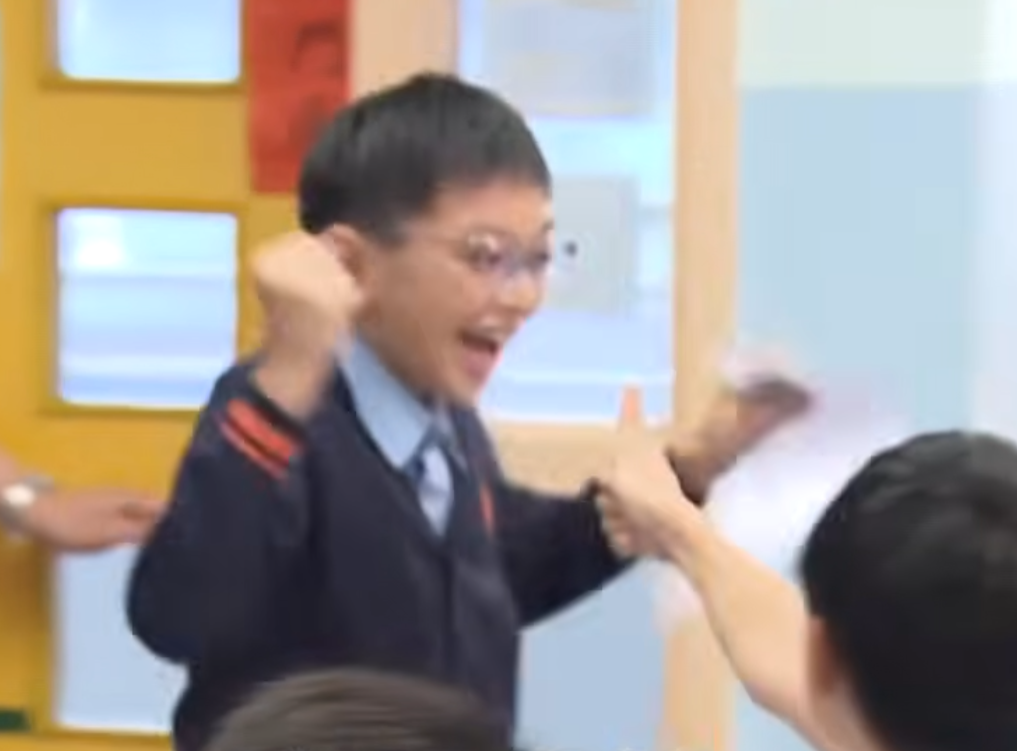 升中派位結果揭盅,油蔴地天主教小學(海泓道)一名男學生朱同學獲派心儀的九龍華仁中學,當場興奮尖叫開心到彈起,受訪時真情流露化身「Happy貓」,無綫新聞播出片段後,連女主播看畢亦「嘴角上揚」。(無綫新聞畫面)