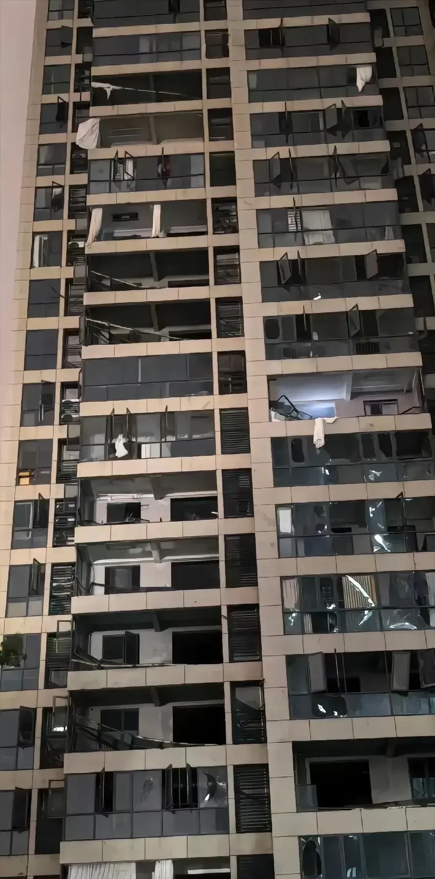 湖北黃岡市「玲瓏家園」龍捲風後的受災情況。(網上圖片)
