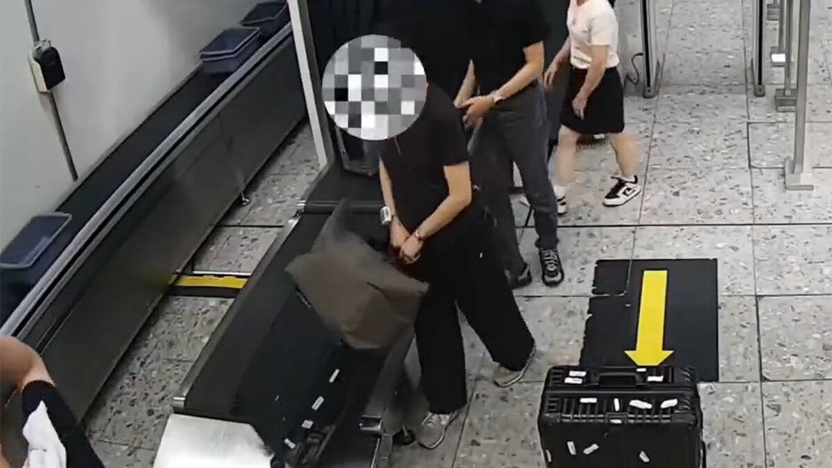 內地海關在西九龍站一名出境旅客的行李，搜獲20件禁止或限制出境文物。(「海關發布」影片截圖)
