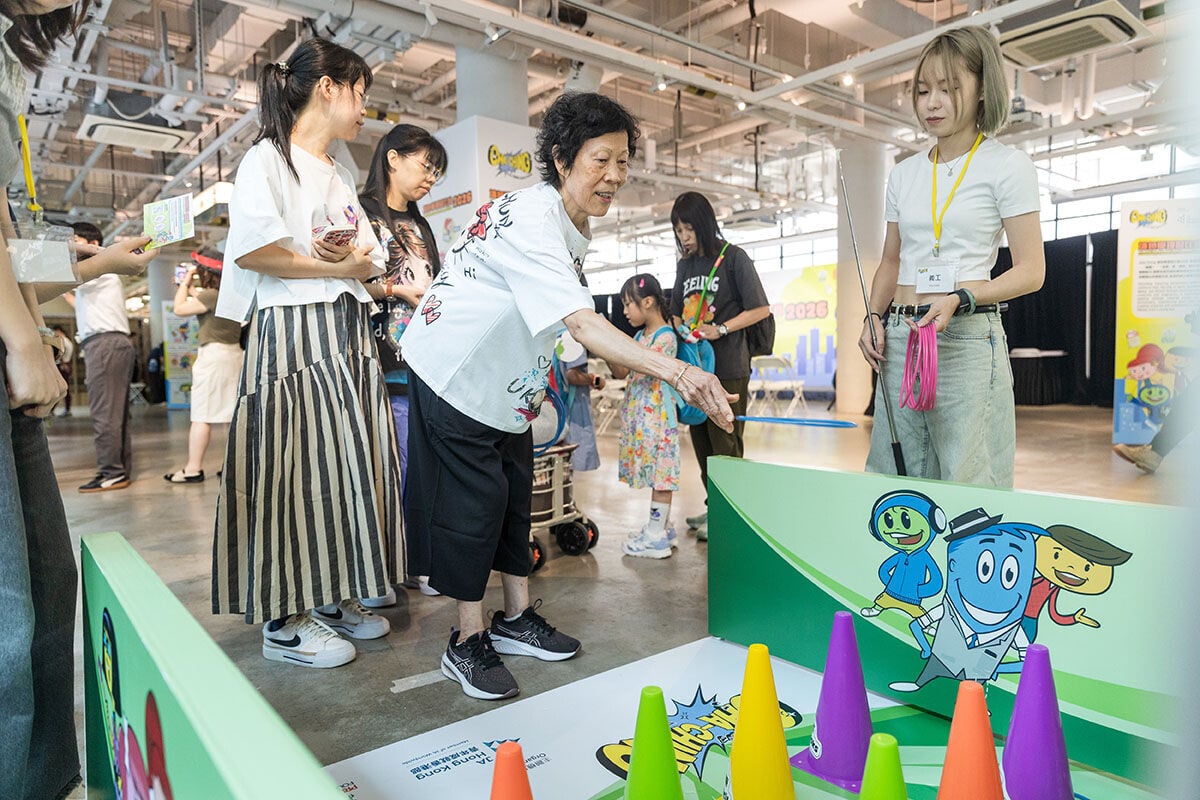 有家長帶同子女參與理財主題互動遊戲。(大會提供)