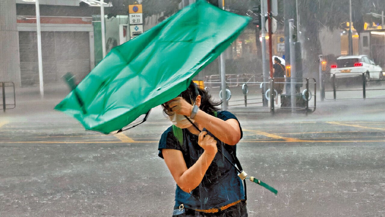市民在暴雨中出行。(中通社)