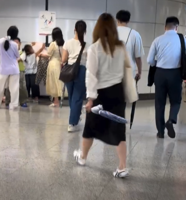 社交平台流傳影片,一名女子在港鐵中環站及香港站之間通道內站內橫向持傘走路,期間大幅度前後擺動如揮劍,幸當時站內人流不算密集,未有傷及他人。(Threads)