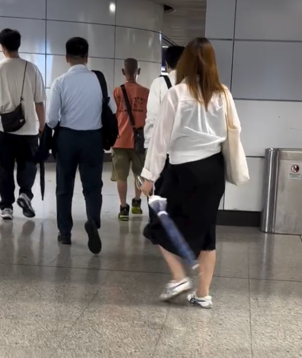 社交平台流傳影片,一名女子在港鐵中環站及香港站之間通道內站內橫向持傘走路,期間大幅度前後擺動如揮劍,幸當時站內人流不算密集,未有傷及他人。(Threads)