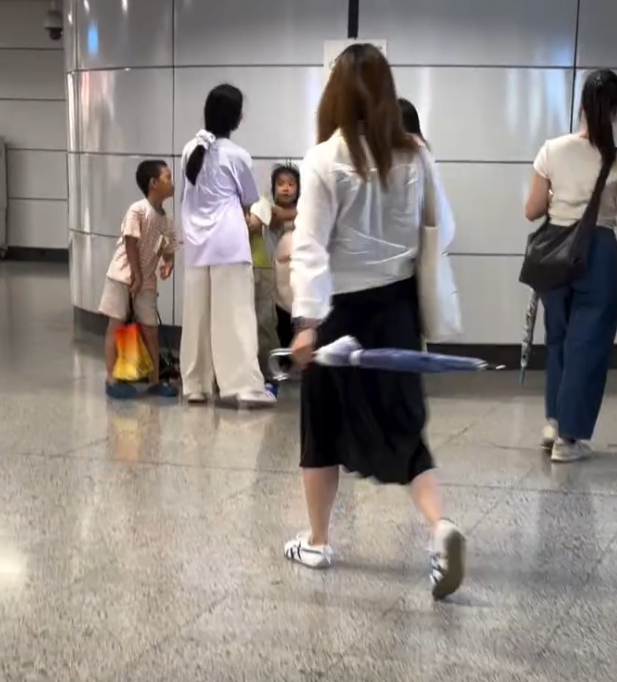 社交平台流傳影片,一名女子在港鐵中環站及香港站之間通道內站內橫向持傘走路,期間大幅度前後擺動如揮劍,幸當時站內人流不算密集,未有傷及他人。(Threads)