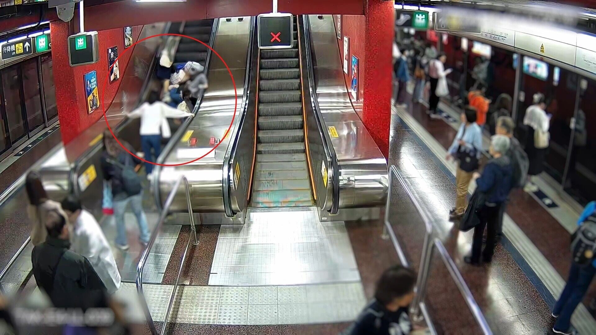 港鐵分享意外案例影片,包括有乘客攜帶嬰兒車時未使用升降機、使用買餸車時失平衡跌倒波及後方乘客、乘客禮讓他人通行時失足向後跌倒引發意外。(港鐵圖片)