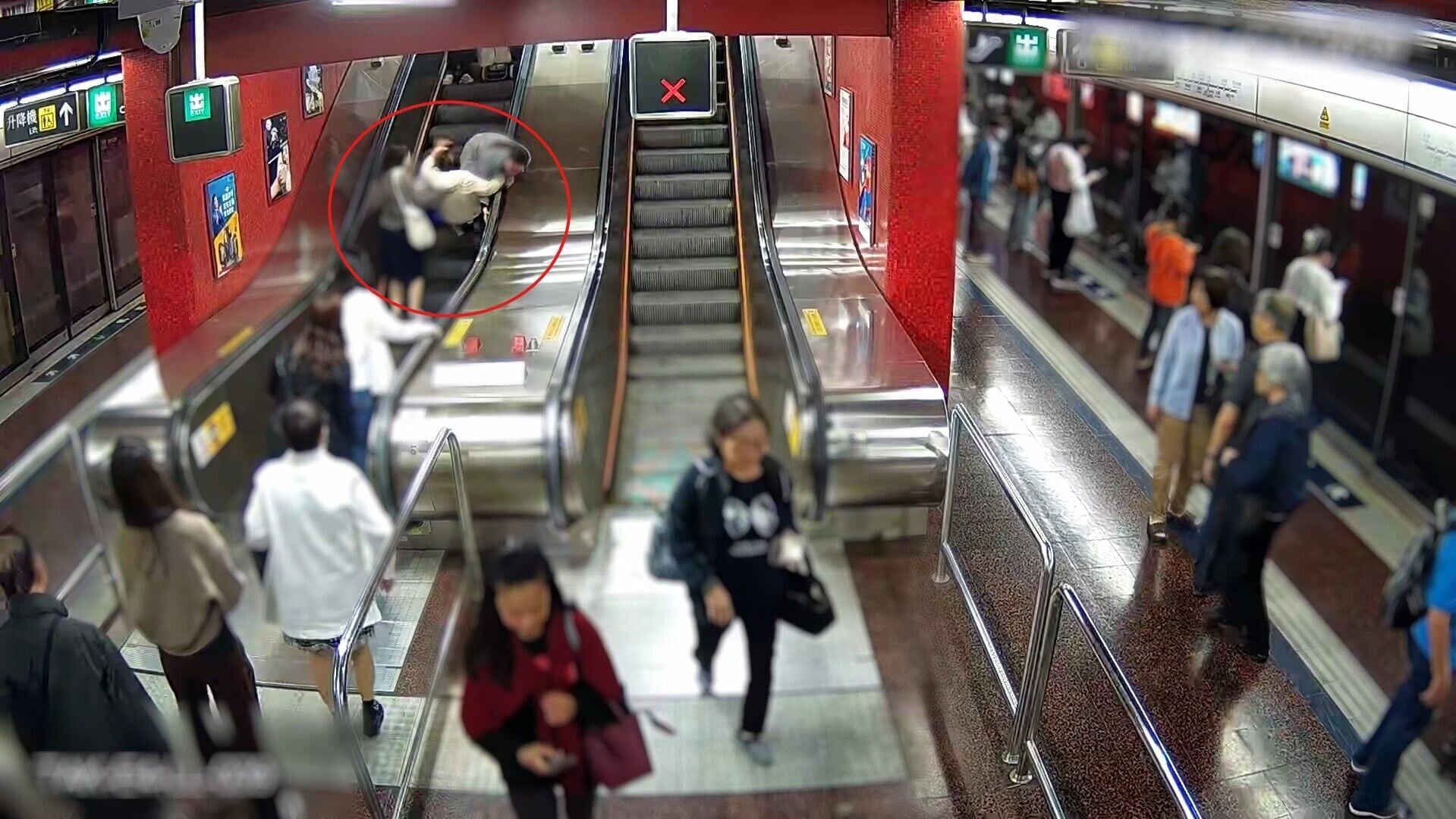港鐵分享意外案例影片,包括有乘客攜帶嬰兒車時未使用升降機、使用買餸車時失平衡跌倒波及後方乘客、乘客禮讓他人通行時失足向後跌倒引發意外。(港鐵圖片)