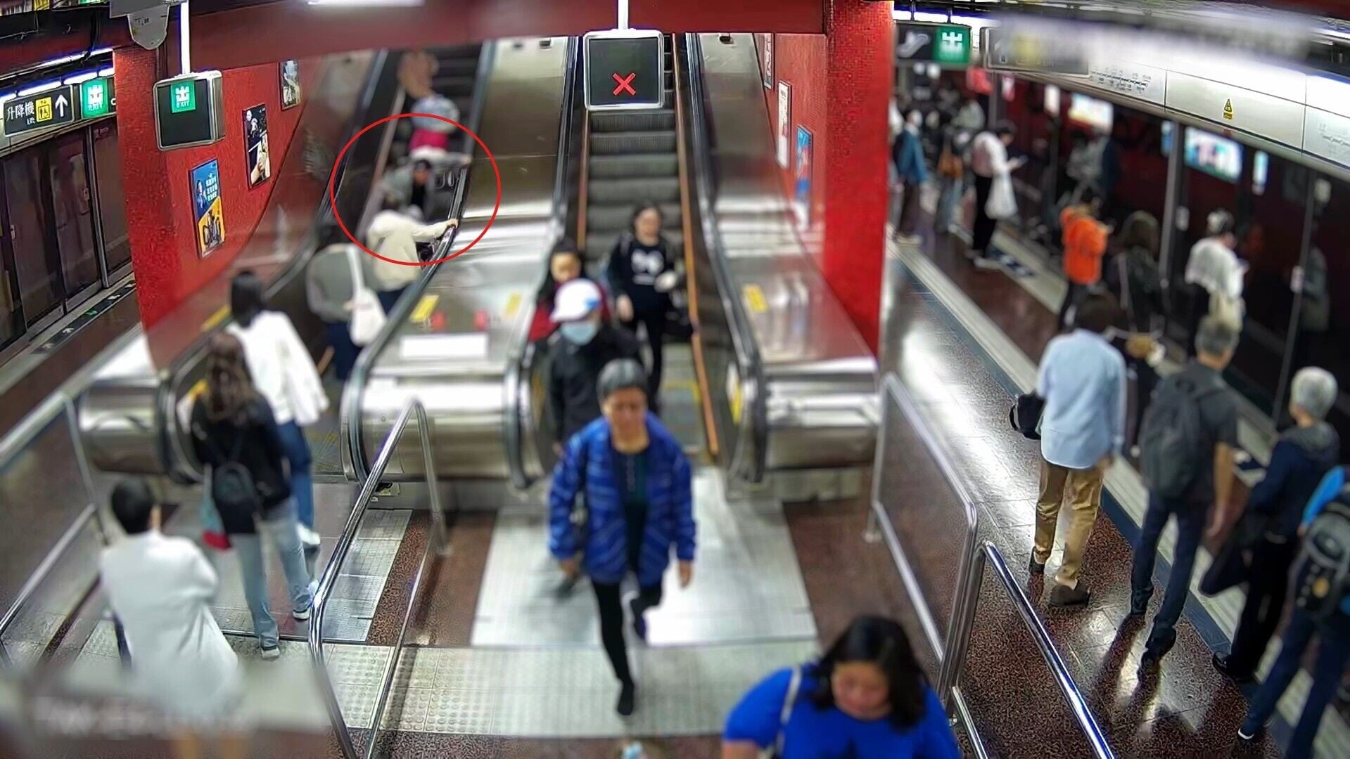 港鐵分享意外案例影片,包括有乘客攜帶嬰兒車時未使用升降機、使用買餸車時失平衡跌倒波及後方乘客、乘客禮讓他人通行時失足向後跌倒引發意外。(港鐵圖片)