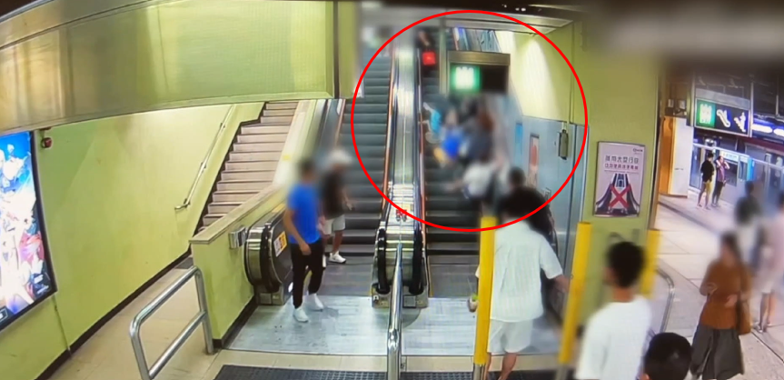 港鐵分享意外案例影片,包括有乘客攜帶嬰兒車時未使用升降機、使用買餸車時失平衡跌倒波及後方乘客、乘客禮讓他人通行時失足向後跌倒引發意外。(港鐵圖片)