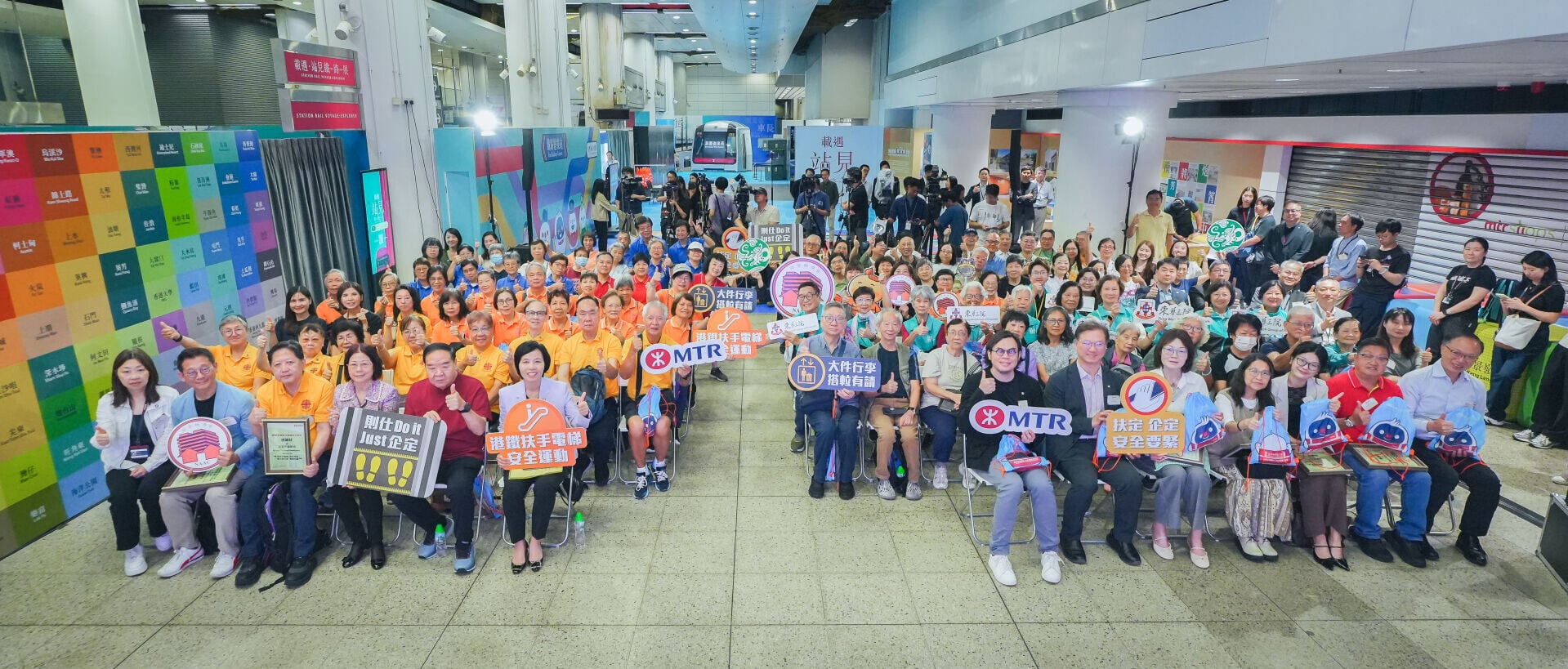 港鐵舉行「2026扶手電梯安全運動啟動禮」,副總監車務營運及本地鐵路李婉玲女士聯同多間社福機構代表,攜手推廣扶手電梯安全訊息。(港鐵圖片)