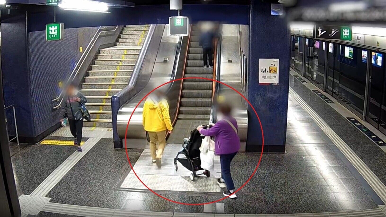 港鐵分享意外案例影片,包括有乘客攜帶嬰兒車時未使用升降機、使用買餸車時失平衡跌倒波及後方乘客、乘客禮讓他人通行時失足向後跌倒引發意外。(港鐵圖片)