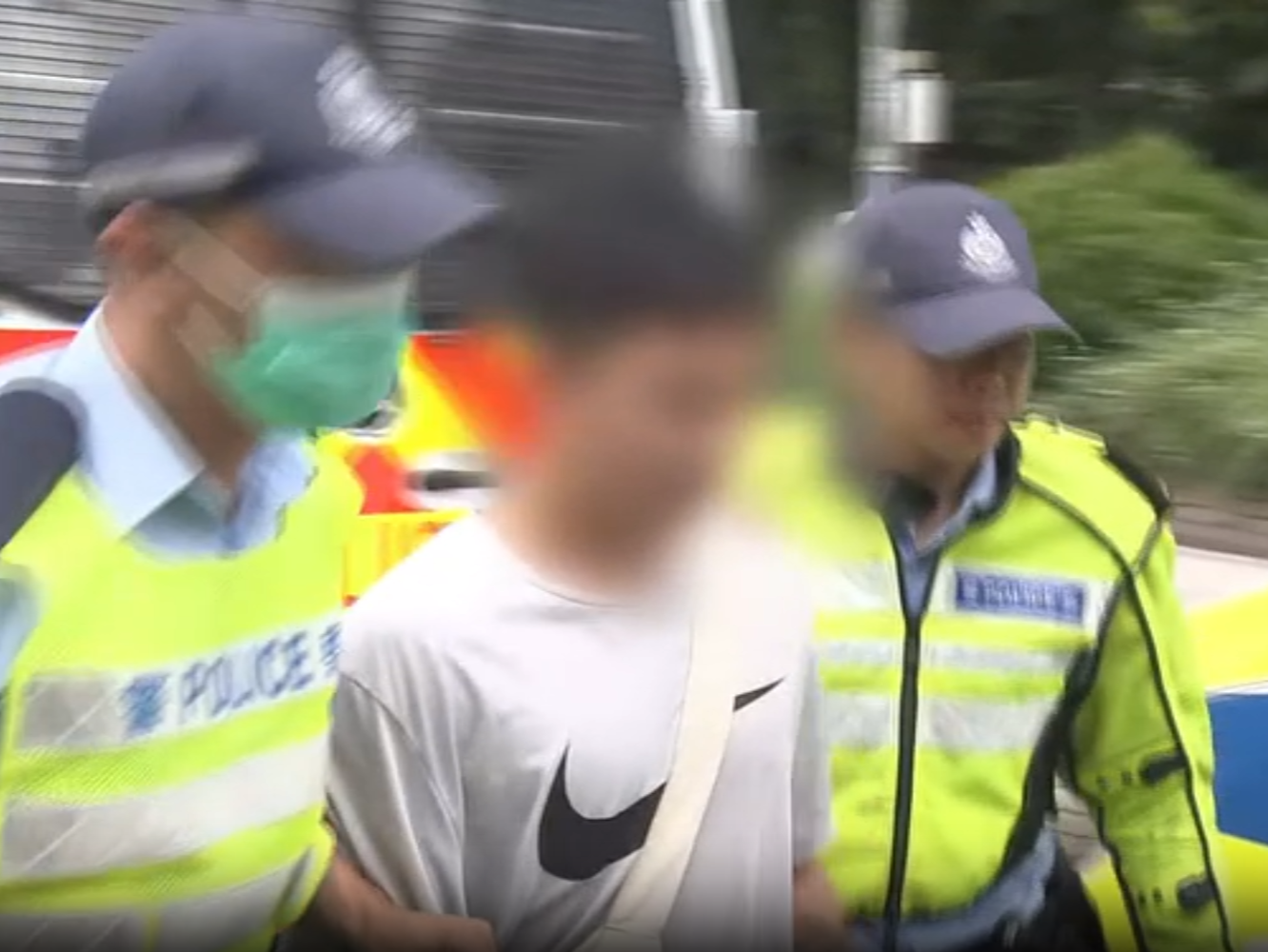 警大埔完善路截粵港車,檢近300升「鬼油」拘內地男司機。(now新聞截圖)