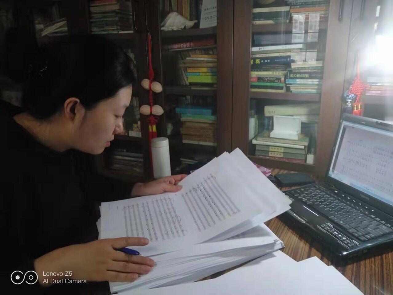 赵熙在彭修文先生家梳理稿件