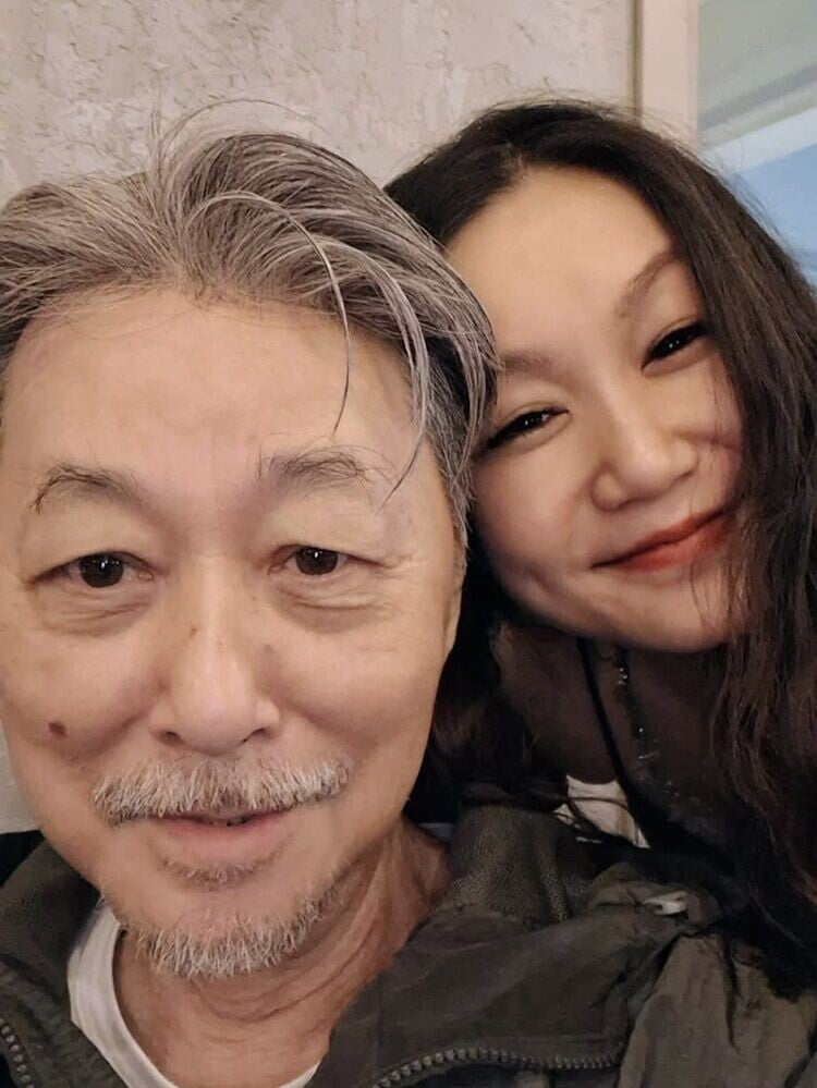 (右)藝術創作者莊丹妮在社交平台發文網上求助尋找電影美術指導(左)陸叔遠(Robert Loh)。(FB)