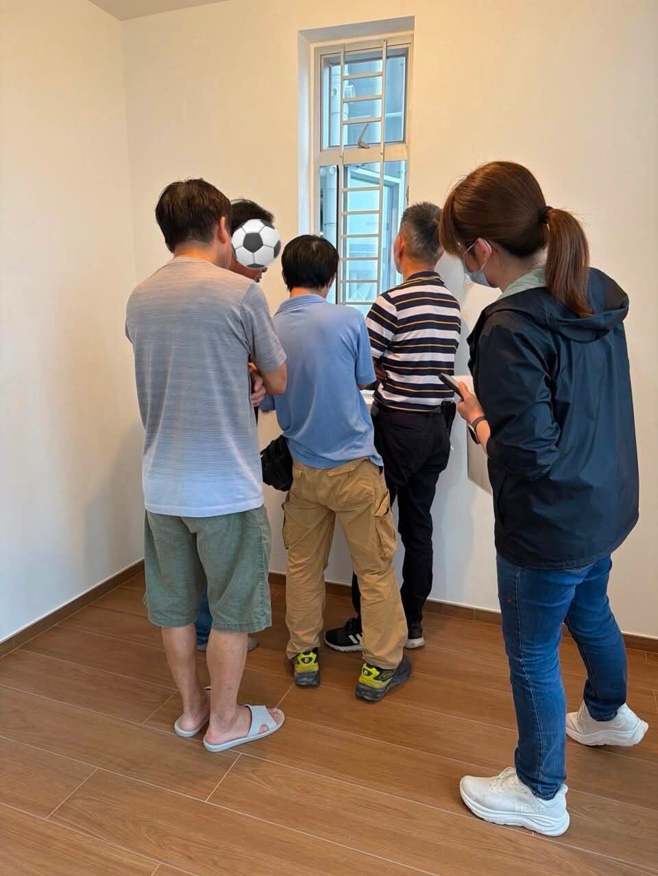 啟悅苑有單位滲水至外牆出現「鐘乳石」情況,事主聯絡房屋署等部門求助。(Threads)
