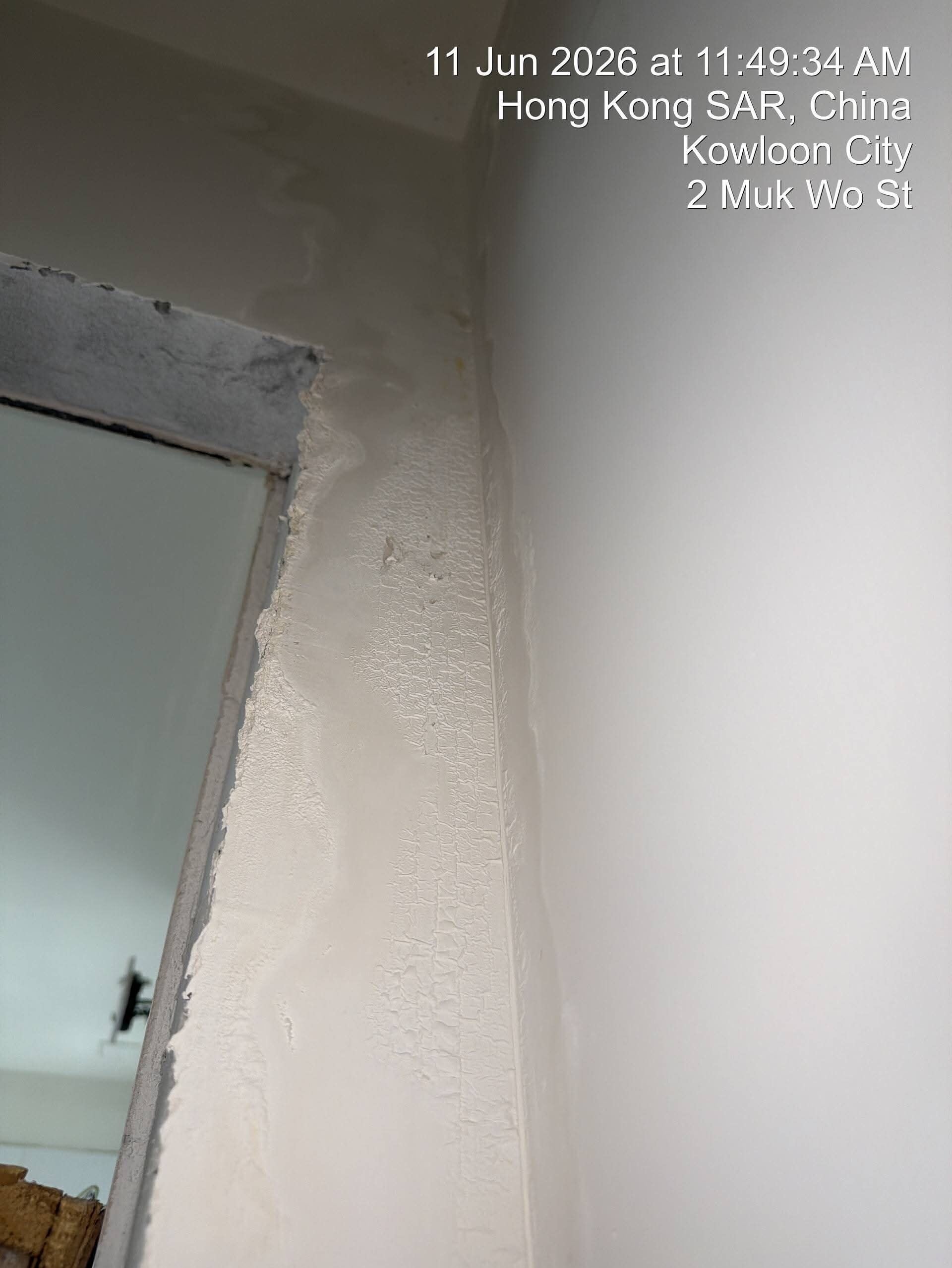 啟悅苑有單位滲水至外牆出現「鐘乳石」情況,事主聯絡房屋署等部門求助。(Threads)