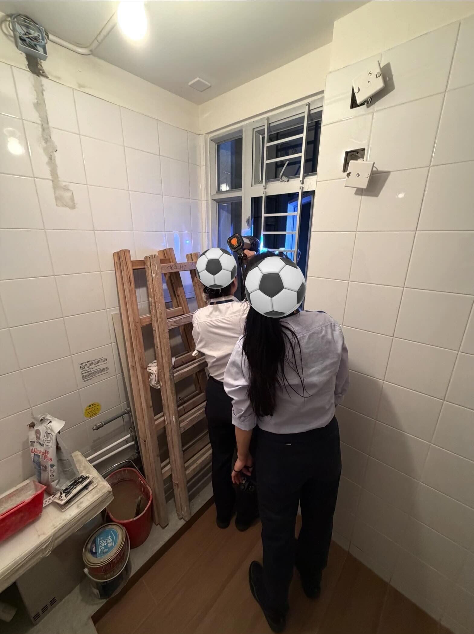 啟悅苑有單位滲水至外牆出現「鐘乳石」情況,事主聯絡房屋署等部門求助。(Threads)