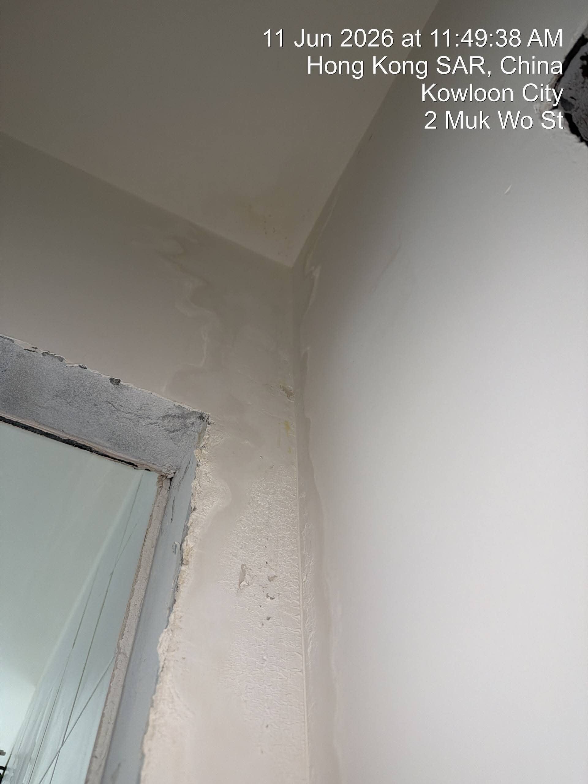 啟悅苑有單位滲水至外牆出現「鐘乳石」情況,事主聯絡房屋署等部門求助。(Threads)