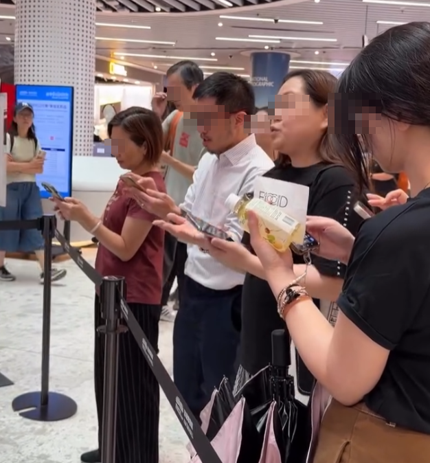 有雪糕品牌在啟德舉行宣傳活動,惟因反應熱烈一度斷貨,職員補倉期間,有男女鼓譟圍罵職員,稱「要返工」故沒時間等候領取,最終Dreyer's職員「高EQ」應對,獲網民一致讚好。(Threads)