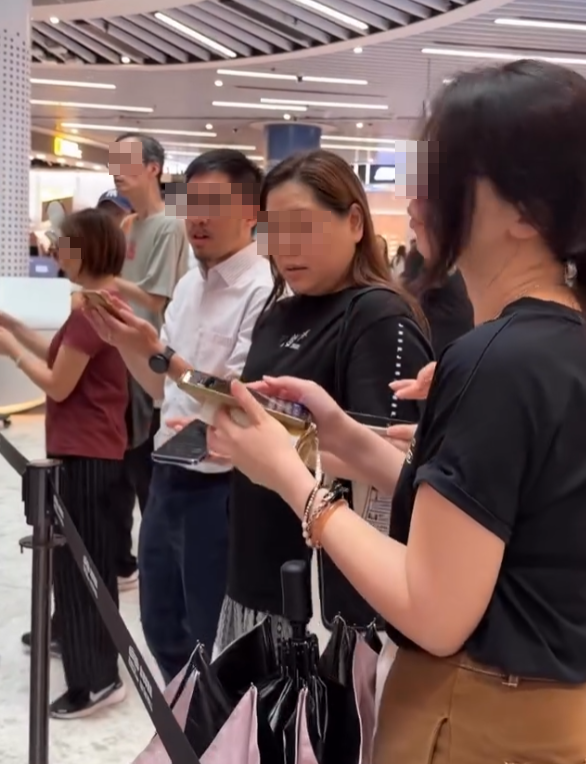 有雪糕品牌在啟德舉行宣傳活動,惟因反應熱烈一度斷貨,職員補倉期間,有男女鼓譟圍罵職員,稱「要返工」故沒時間等候領取,最終Dreyer's職員「高EQ」應對,獲網民一致讚好。(Threads)