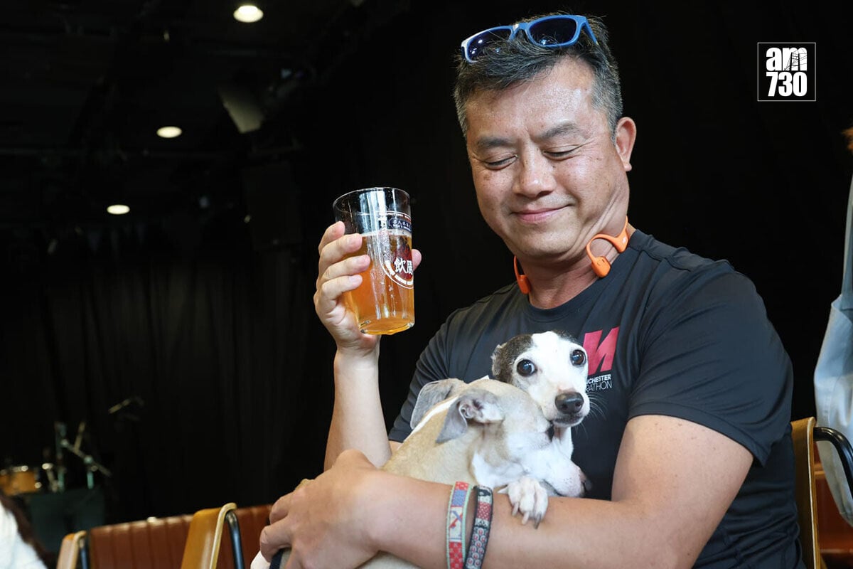 胡先生認為,餐廳提供尿墊、繫繩固定扣及寵物零食等配套設施相當完善。(周令知攝)