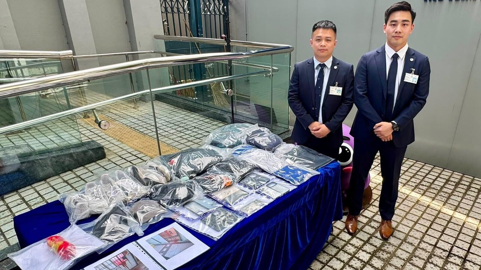 警方拘捕9人，涉及6宗「淋紅油收數」的刑事毁壞案件。