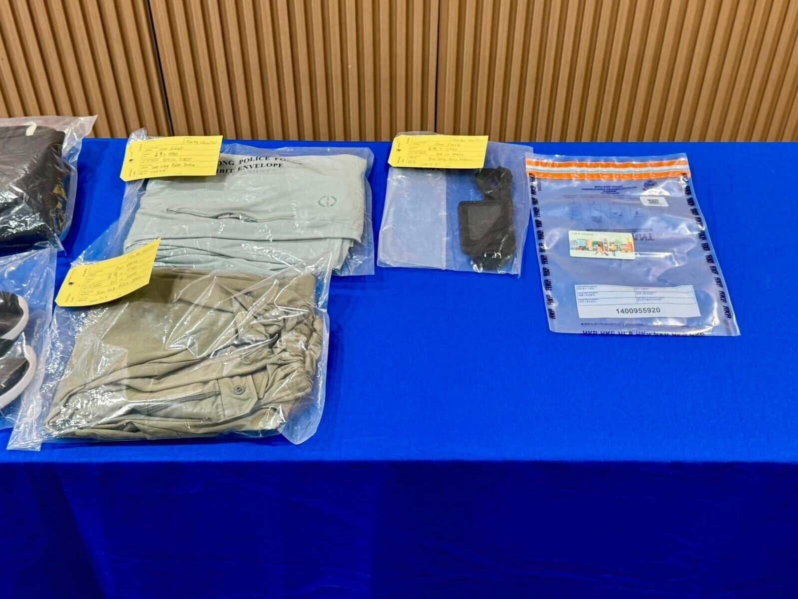 警方檢獲被捕人在犯案時所穿着的衣着,以及展示過的證件套。