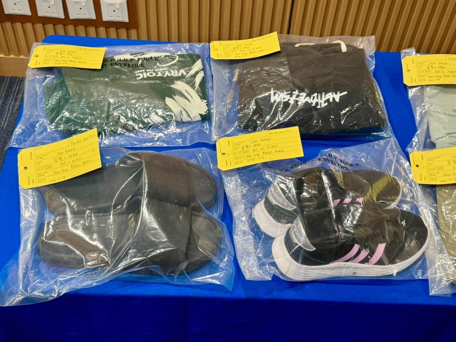 警方檢獲被捕人在犯案時所穿着的衣着,以及展示過的證件套。