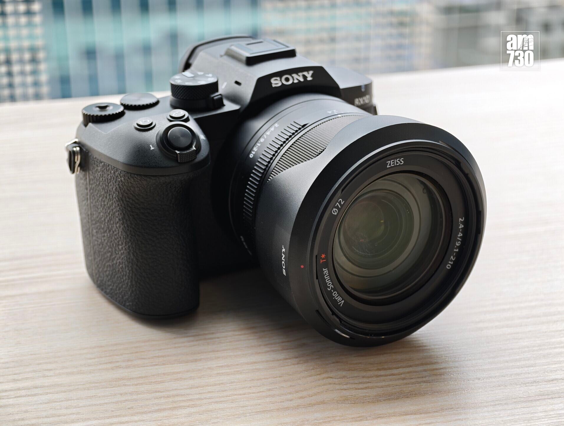 Sony RX10 V距離上代推出已相隔9年。
