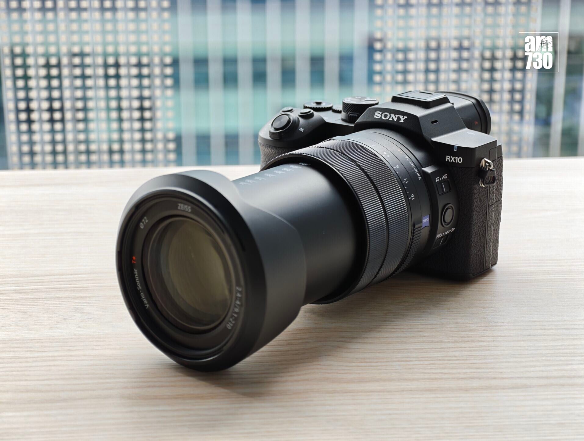 Sony RX10 V沿用上代一樣的鏡頭,主要在內部及外觀上升級。